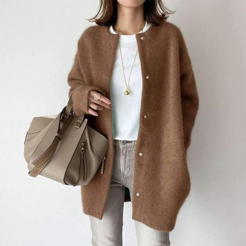 Dora | Cardigan i Karamel, forfra