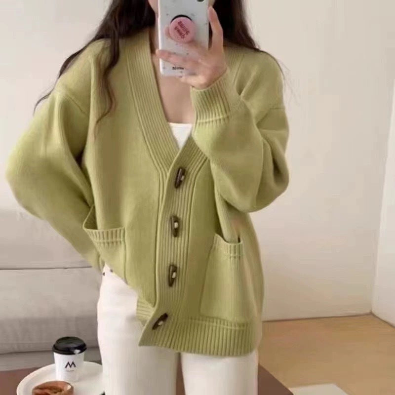 Freja | Grovstrikket cardigan i Matchagrøn, forfra