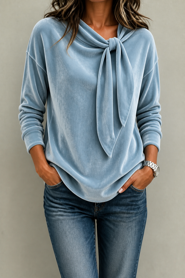 Hedda | Fløjlsbluse i Lyseblå, forfra