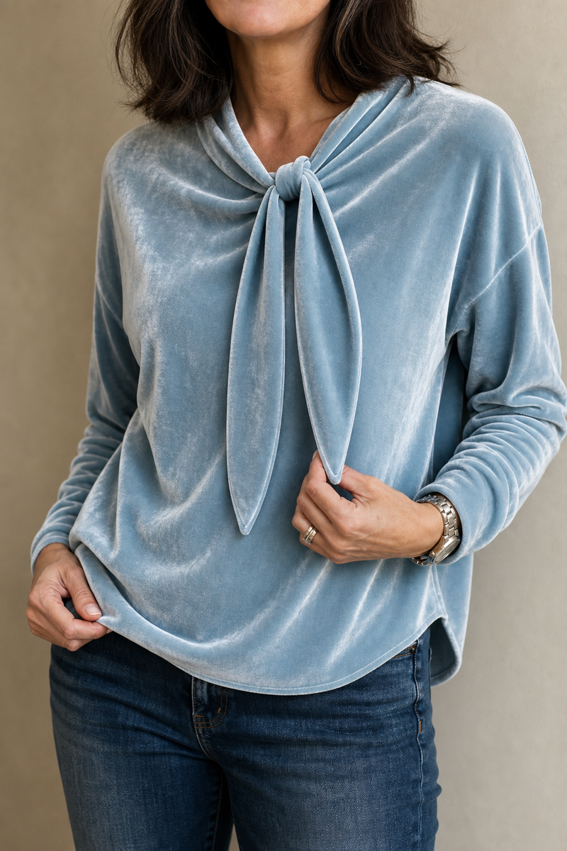 Hedda | Fløjlsbluse i Lyseblå, forfra