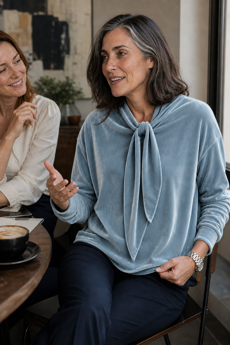 Hedda | Fløjlsbluse i Lyseblå, forfra