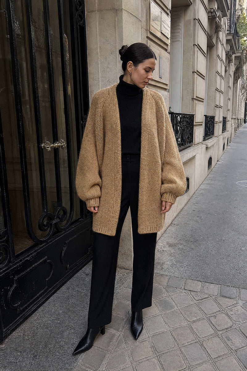 SOFAINE-V7-LIFE-Alexis | Oversized Knit Cardigan in Camel, street-style view