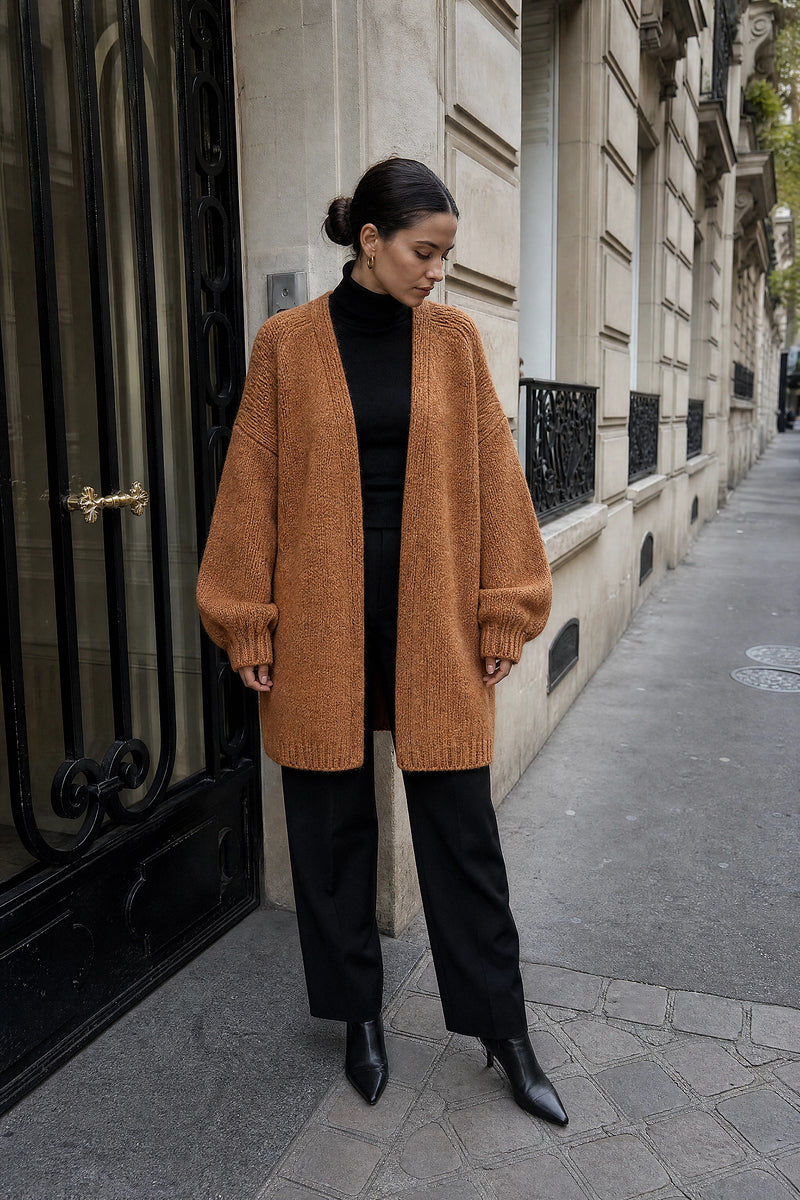SOFAINE-V7-LIFE-Alexis | Oversized Knit Cardigan in Caramel, street-style view