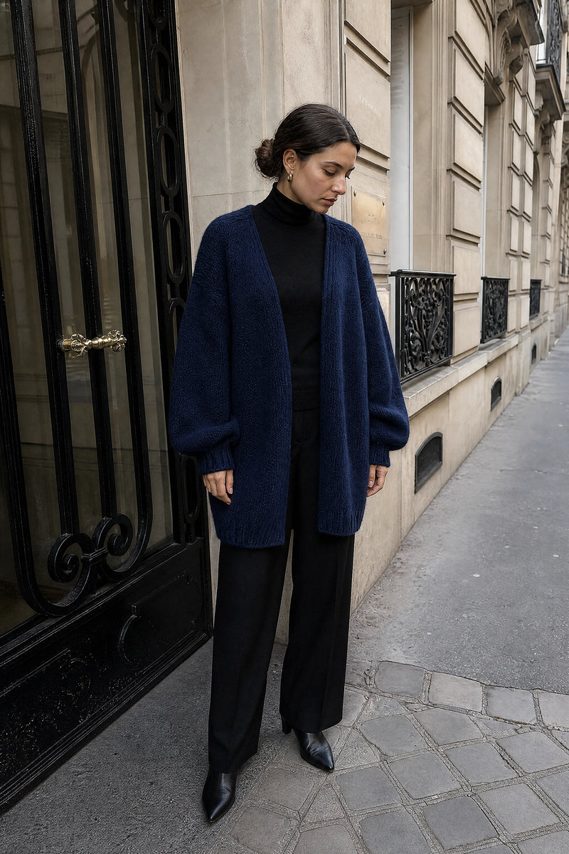 SOFAINE-V7-LIFE-Alexis | Oversized Knit Cardigan in Dark Blue, street-style view