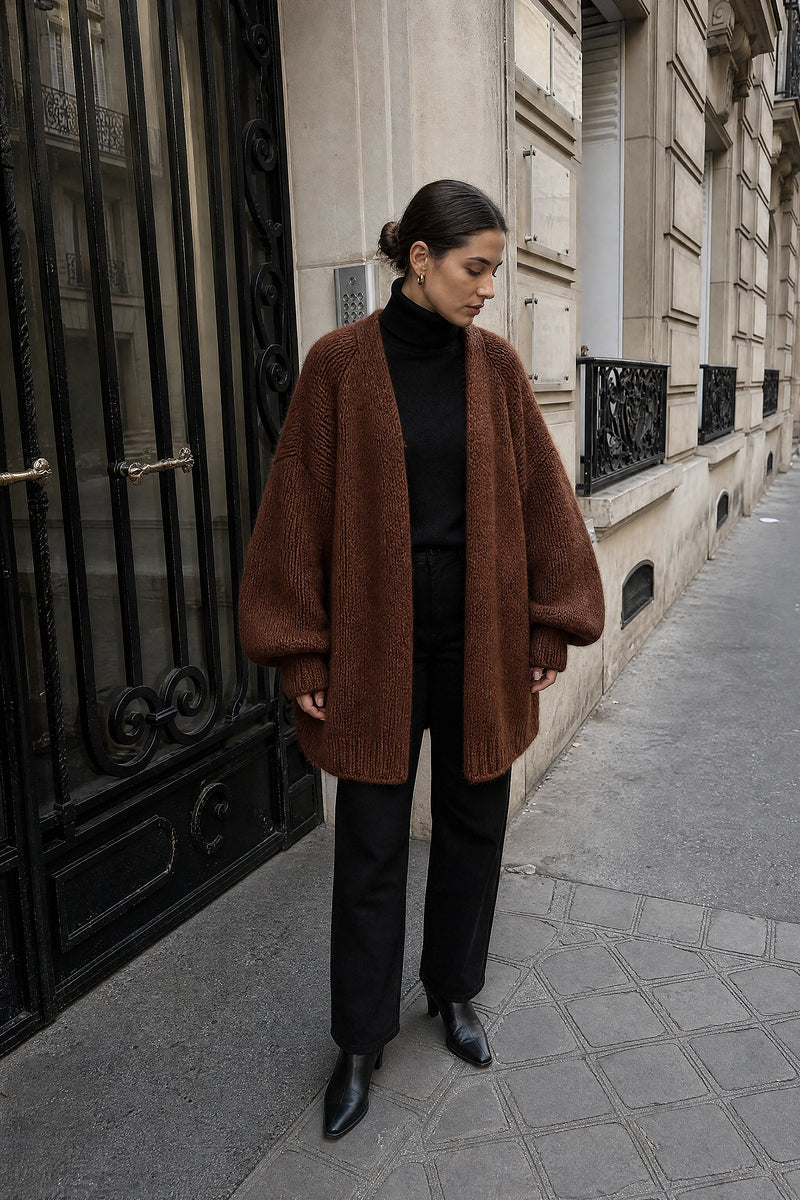 SOFAINE-V7-LIFE-Alexis | Oversized Knit Cardigan in Dark Brown, street-style view