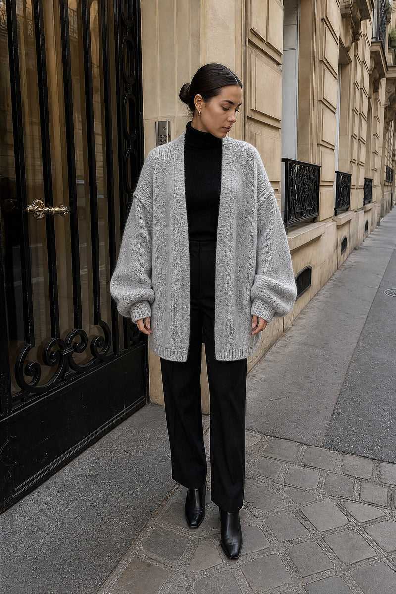 SOFAINE-V7-LIFE-Alexis | Oversized Knit Cardigan in Grey, street-style view