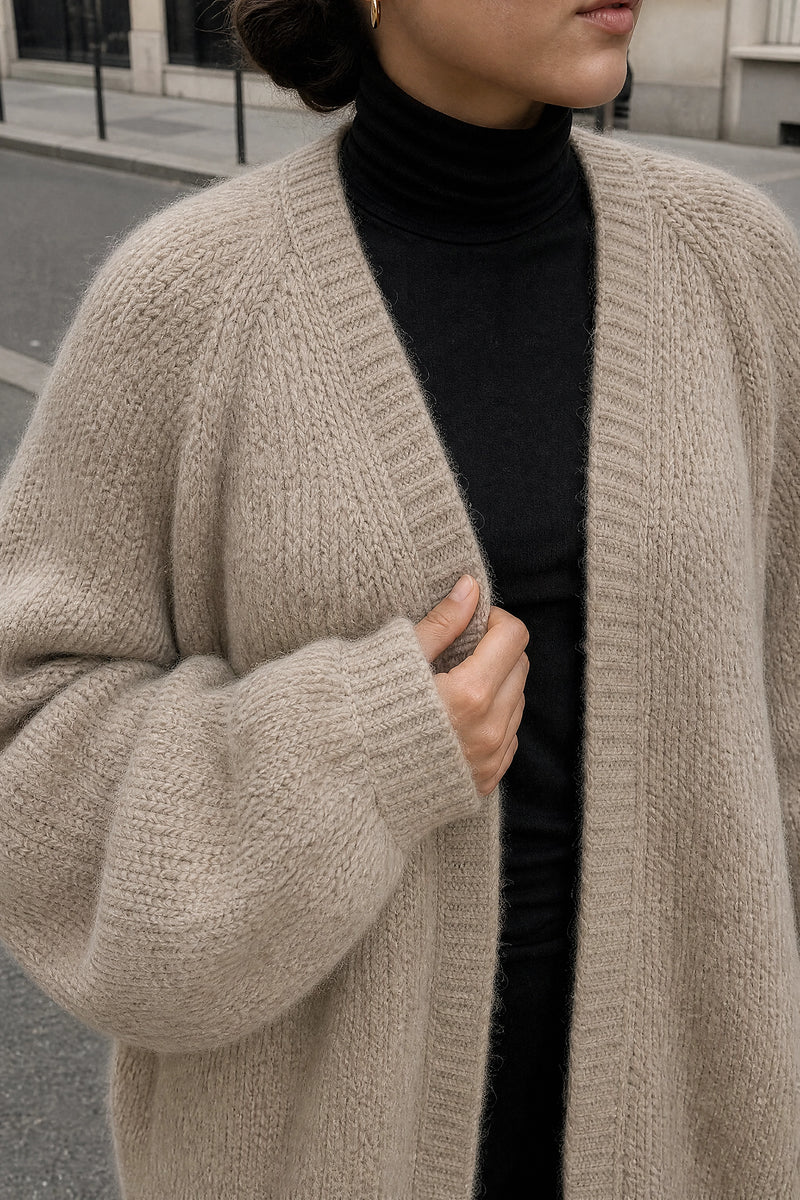 SOFAINE-V7-LIFE-Alexis | Oversized Knit Cardigan in Khaki, detail close-up