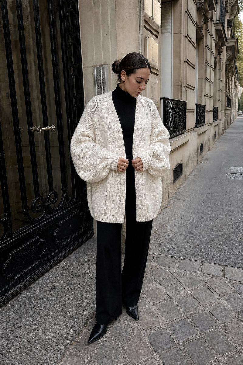 SOFAINE-V7-LIFE-Alexis | Oversized Knit Cardigan in Off White, street-style view
