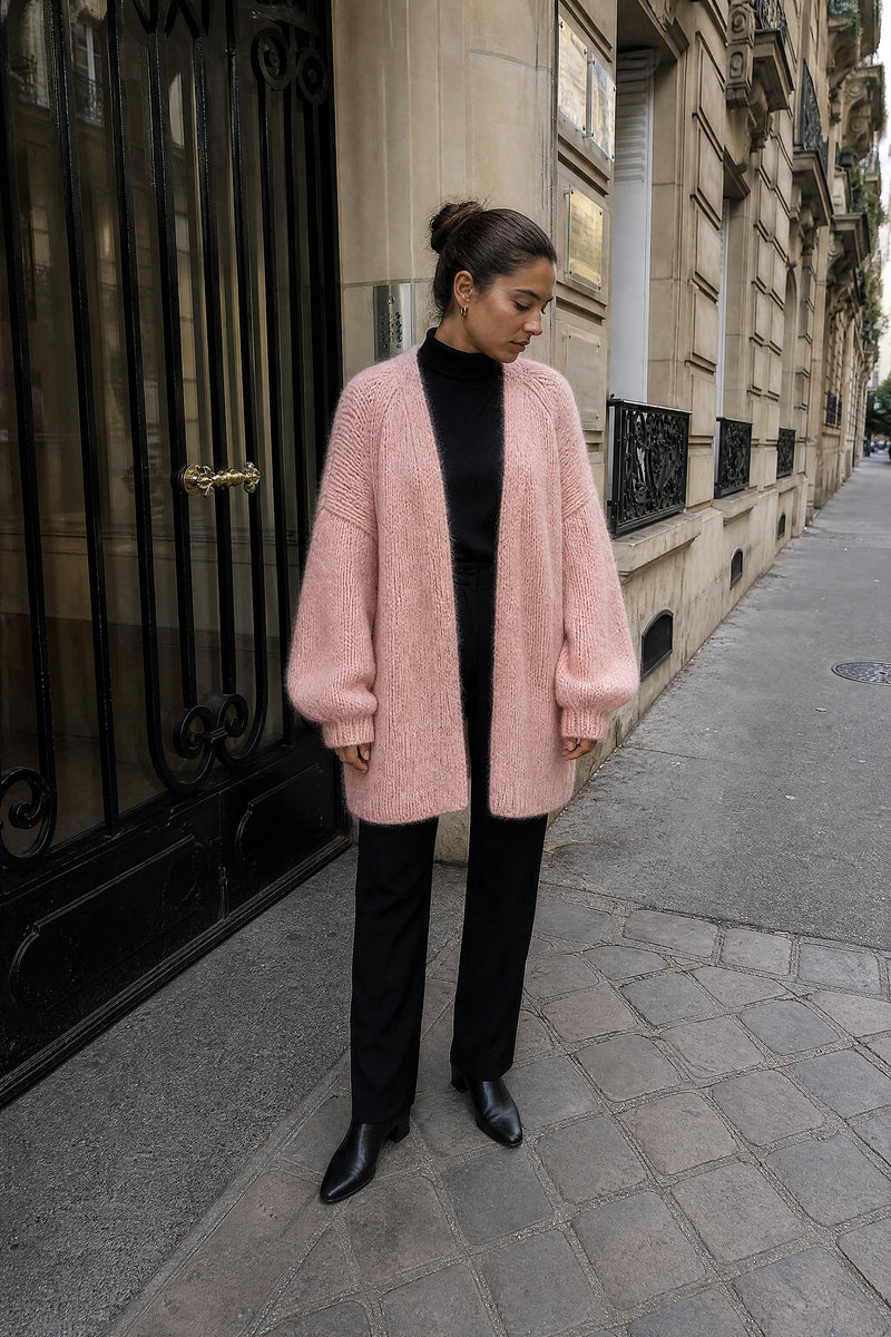 SOFAINE-V7-LIFE-Alexis | Oversized Knit Cardigan in Pink, street-style view