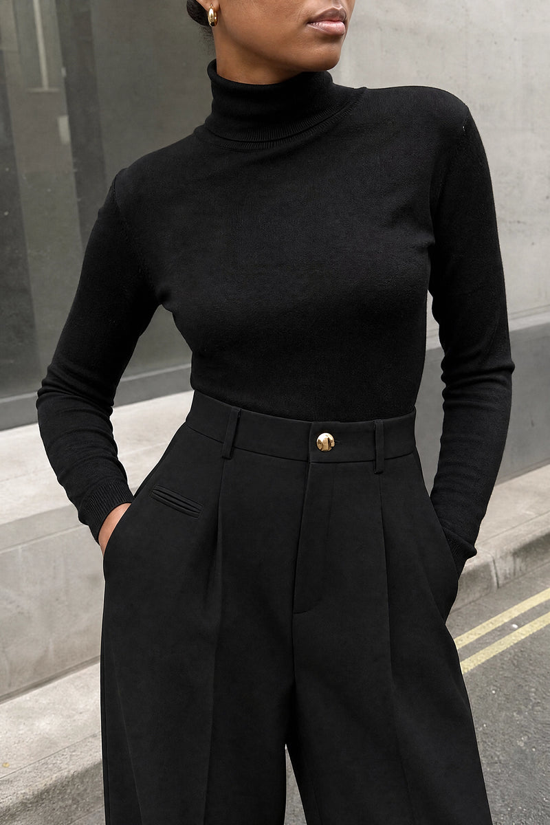 SOFAINE-V7-LIFE-Alina | Wide Leg Trousers in Black, detail close-up