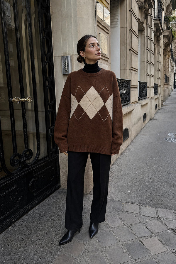 SOFAINE-V7-LIFE-Bethany | Argyle Knit Sweater in Brown, street-style view