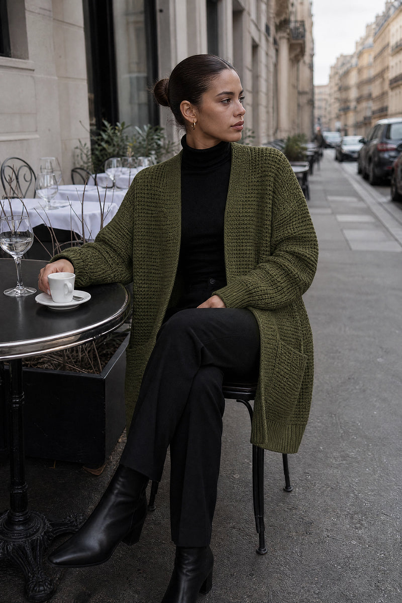 SOFAINE-V7-LIFE-Bexley | Merino-Style Cardigan in Dark Green, café scene