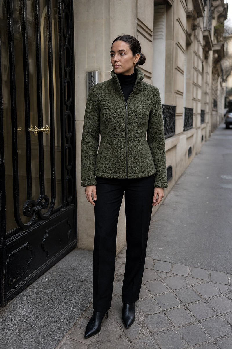 SOFAINE-V7-LIFE-Billie | Zip Fleece Jacket in Army Green, street-style view