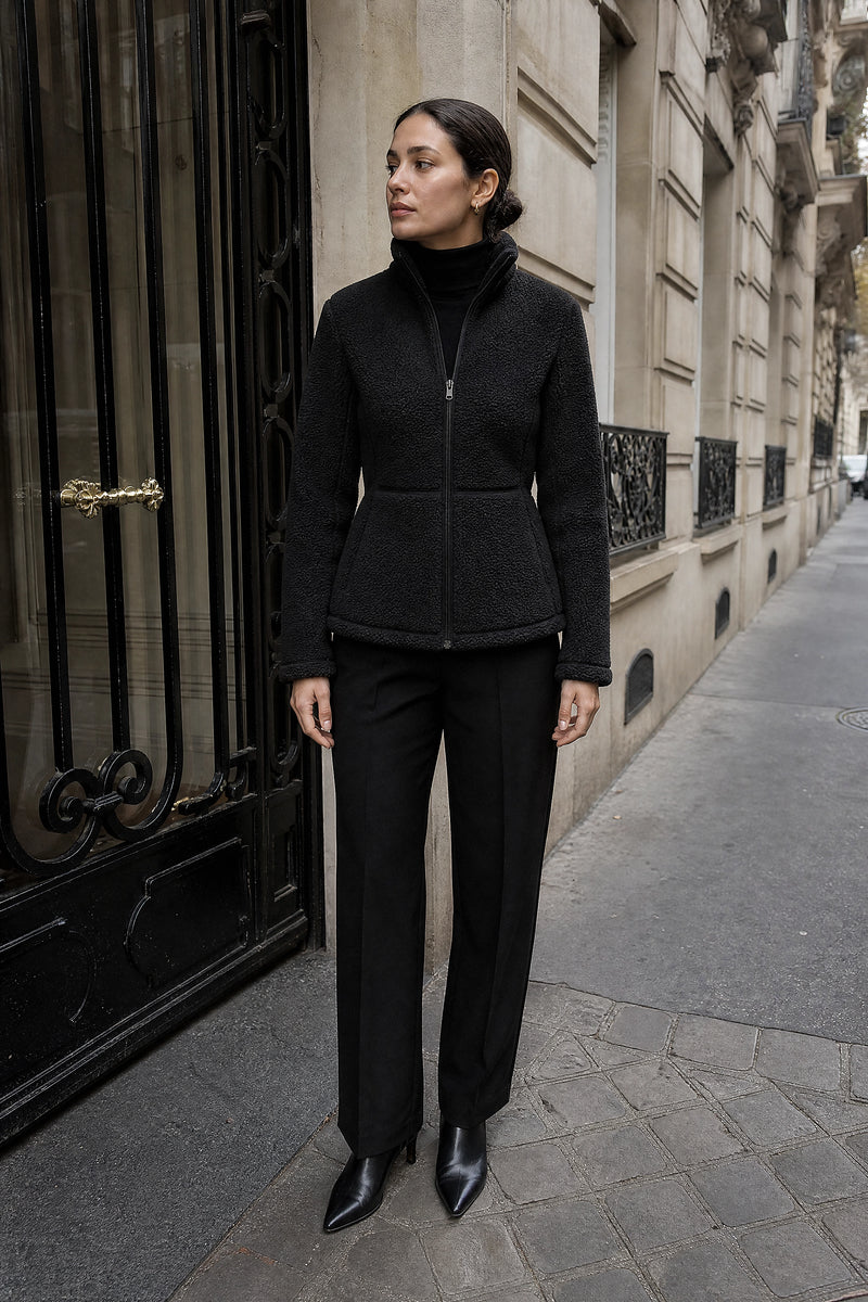 SOFAINE-V7-LIFE-Billie | Zip Fleece Jacket in Black, street-style view