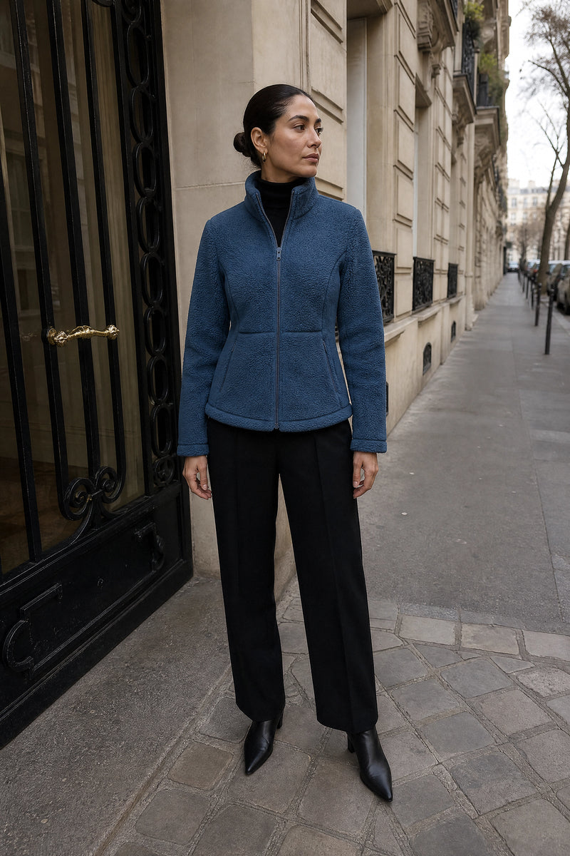 SOFAINE-V7-LIFE-Billie | Zip Fleece Jacket in Blue, street-style view