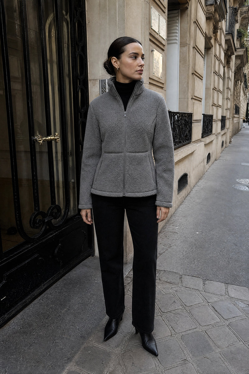 SOFAINE-V7-LIFE-Billie | Zip Fleece Jacket in Gray, street-style view