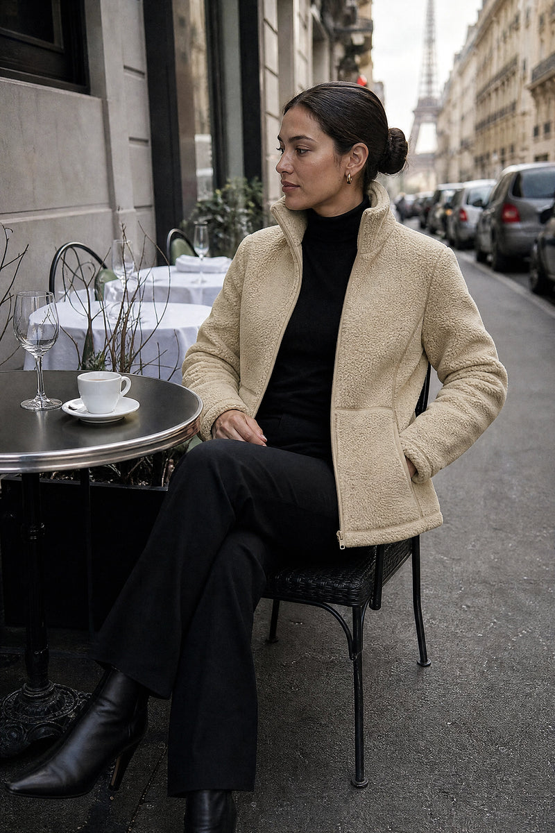 SOFAINE-V7-LIFE-Billie | Zip Fleece Jacket in Khaki, café scene