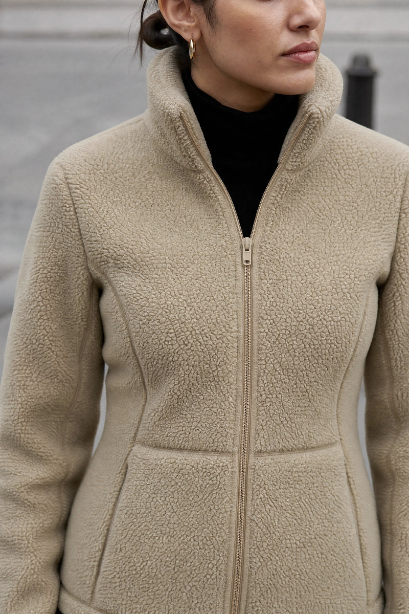 SOFAINE-V7-LIFE-Billie | Zip Fleece Jacket in Khaki, detail close-up