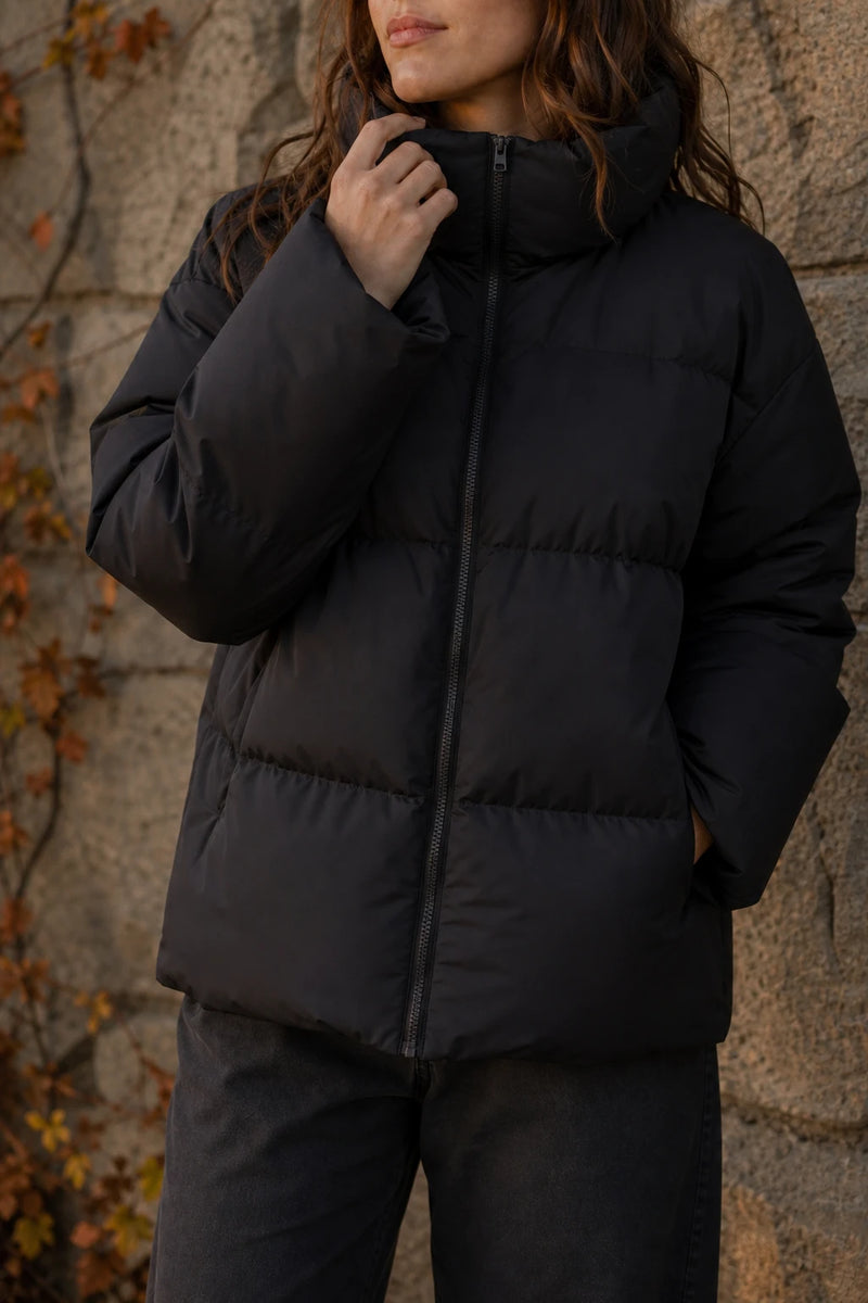 SOFAINE-V7-LIFE-Tara | Oversized Puffer Jacket in Black, detail close-up