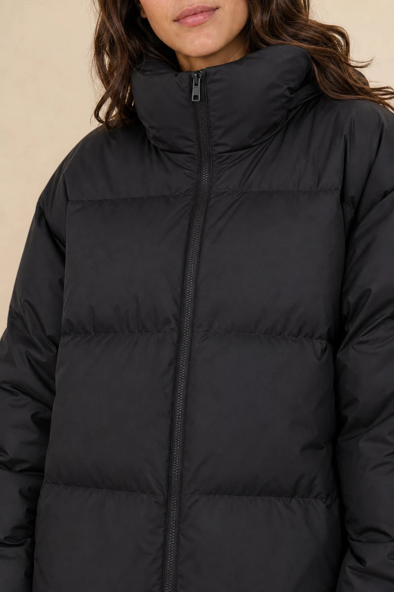 Tara | Oversized Puffer Jacket in Black, fabric close-up