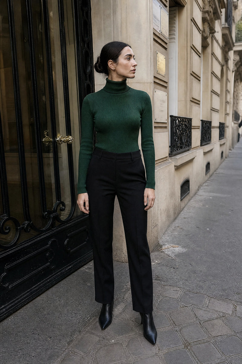 SOFAINE-V7-LIFE-Bonnie | Ribbed Turtleneck Sweater in Green, street-style view