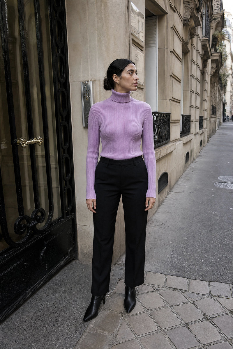 SOFAINE-V7-LIFE-Bonnie | Ribbed Turtleneck Sweater in Purple, street-style view