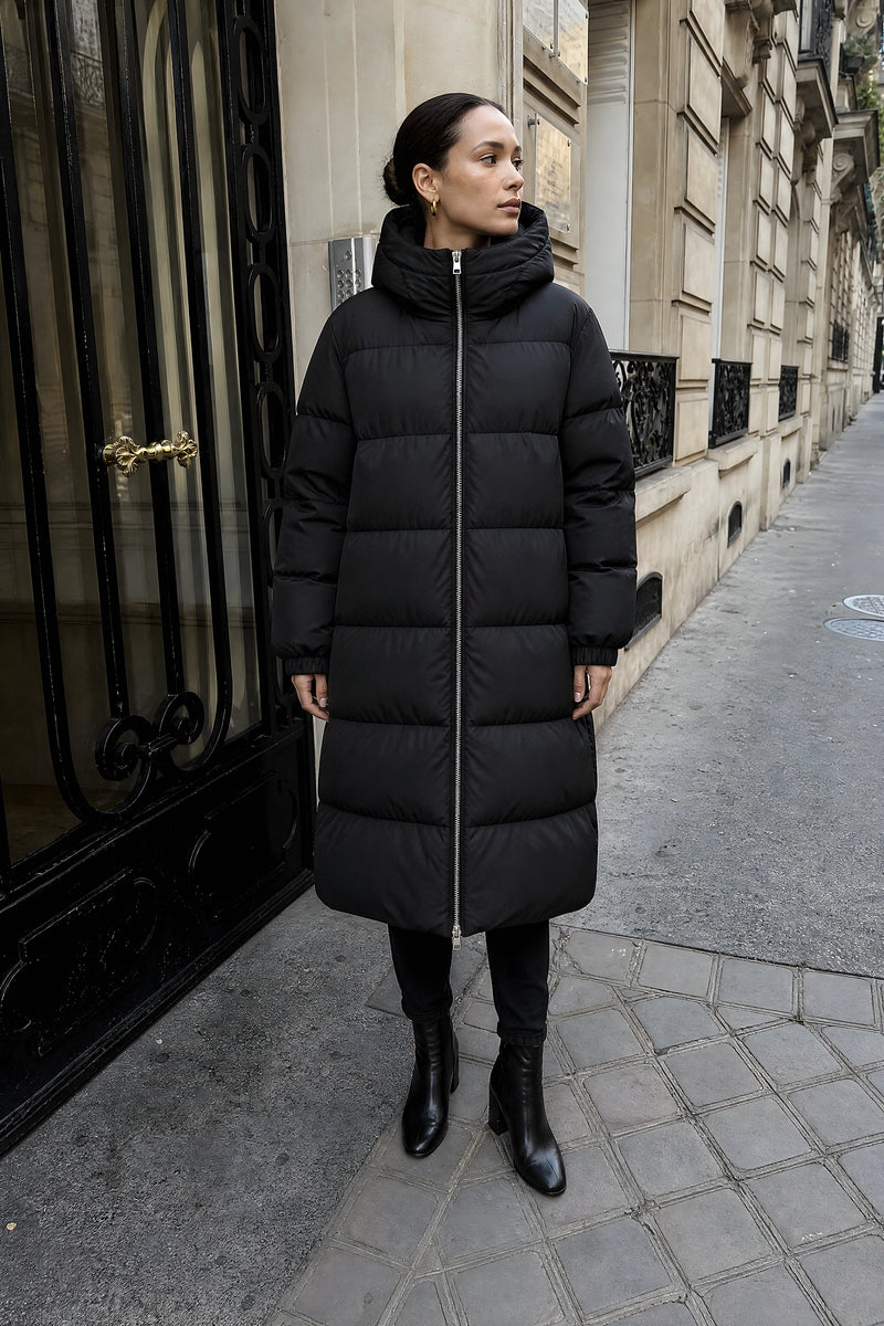 SOFAINE-V7-LIFE-Brenna | Quilted Winter Coat in Black, street shot