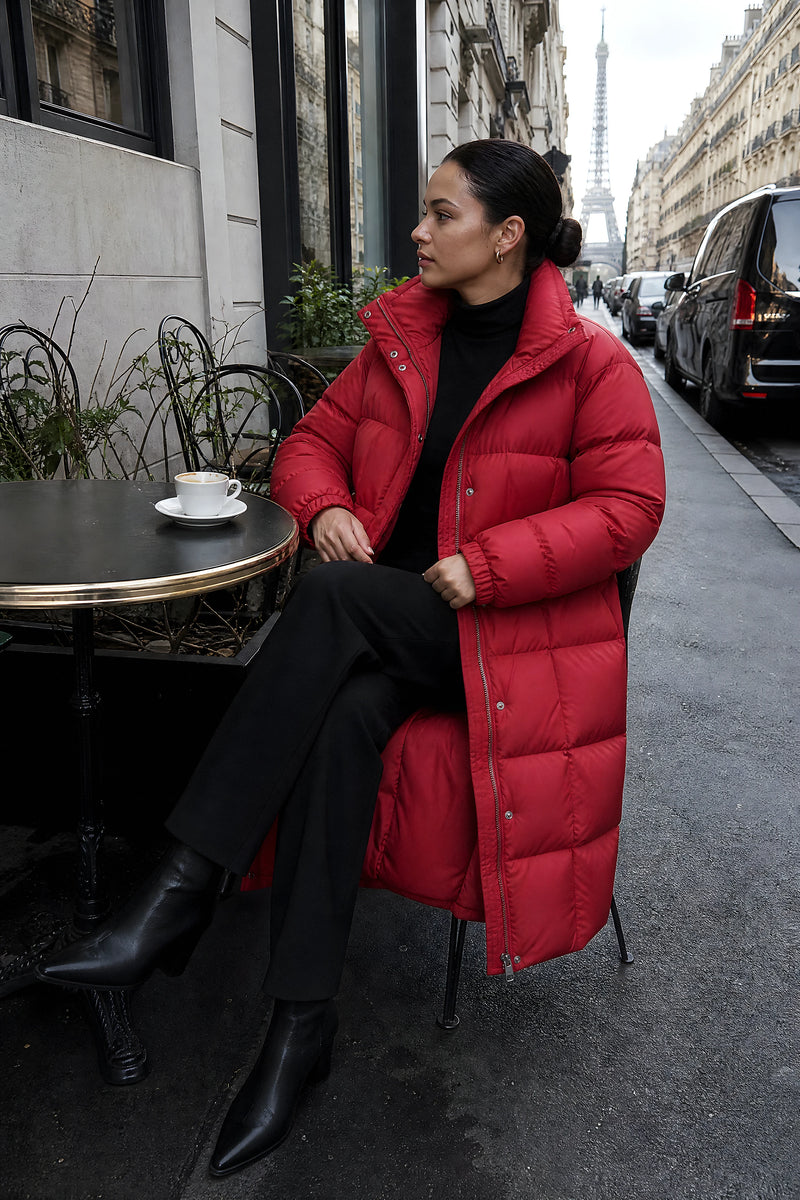 SOFAINE-V7-LIFE-Brenna | Quilted Winter Coat in Red, cafe shot
