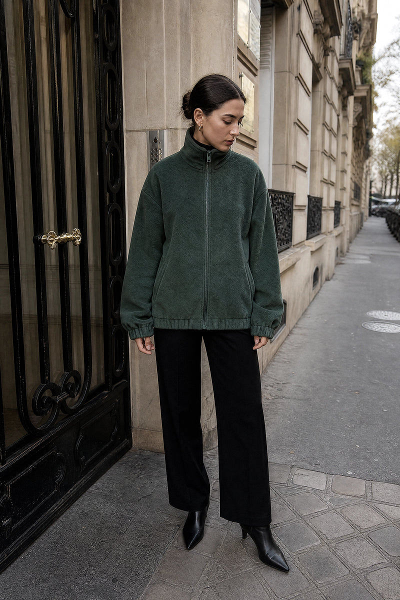 SOFAINE-V7-LIFE-Brielle | Zip-Up Jacket in Green, street-style view