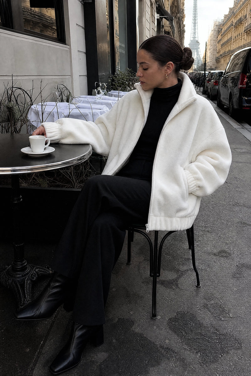 SOFAINE-V7-LIFE-Brielle | Zip-Up Jacket in White, café scene