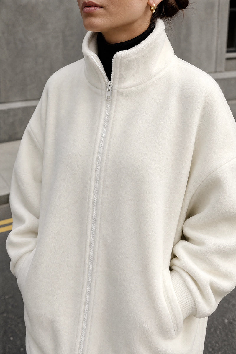SOFAINE-V7-LIFE-Brielle | Zip-Up Jacket in White, detail close-up
