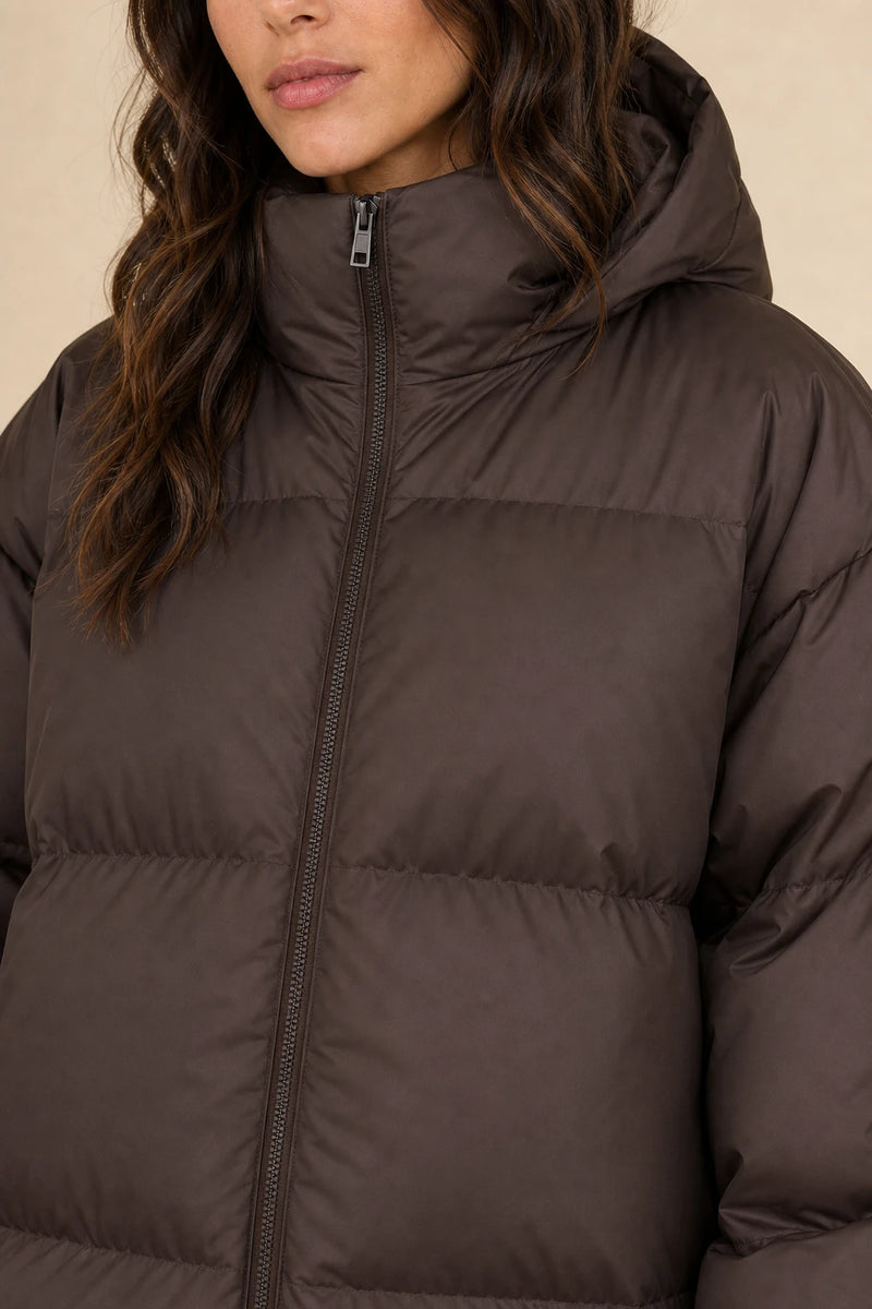 Tara | Oversized Puffer Jacket in Brown, fabric close-up