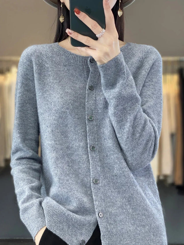 Ragna | Cardigan med rund hals i Grå, forfra