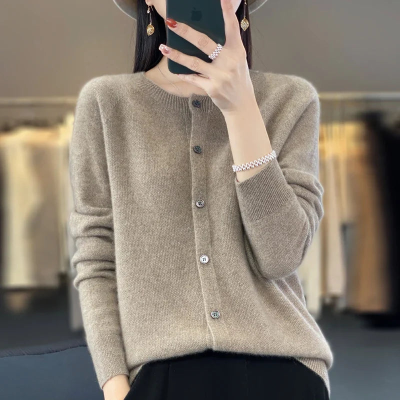 Ragna | Cardigan med rund hals i Kamel, forfra