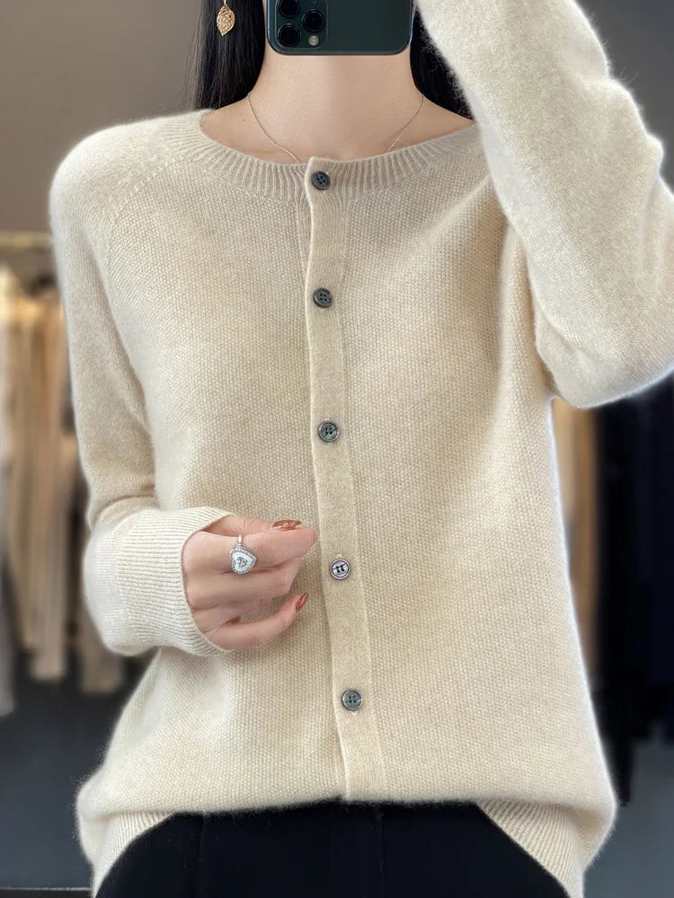 Ragna | Cardigan med rund hals i Beige, forfra