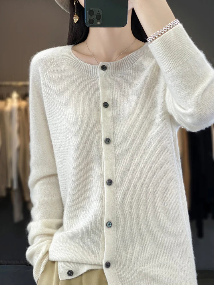 Ragna | Cardigan med rund hals i Hvid, forfra