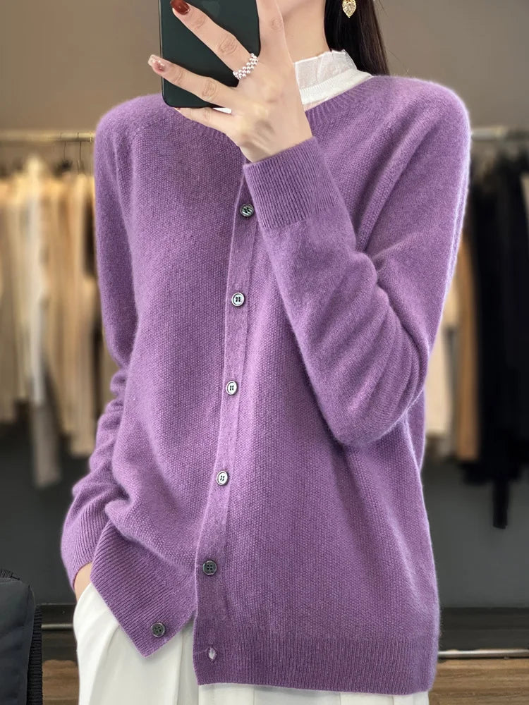 Ragna | Cardigan med rund hals i Lilla, forfra