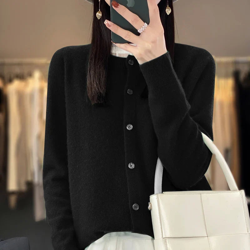 Ragna | Cardigan med rund hals i Sort, forfra