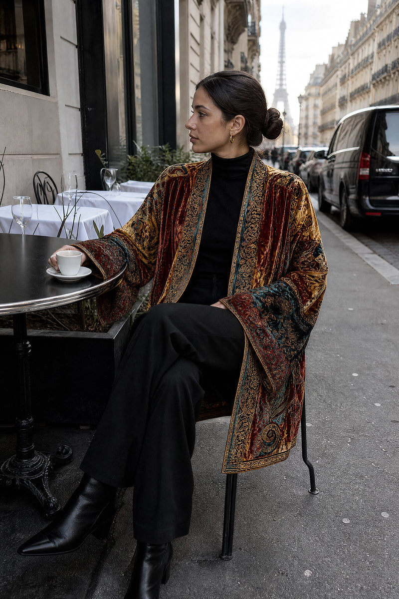 SOFAINE-V7-LIFE-Dahlia | Boho Kimono Cardigan in Burgundy, café scene