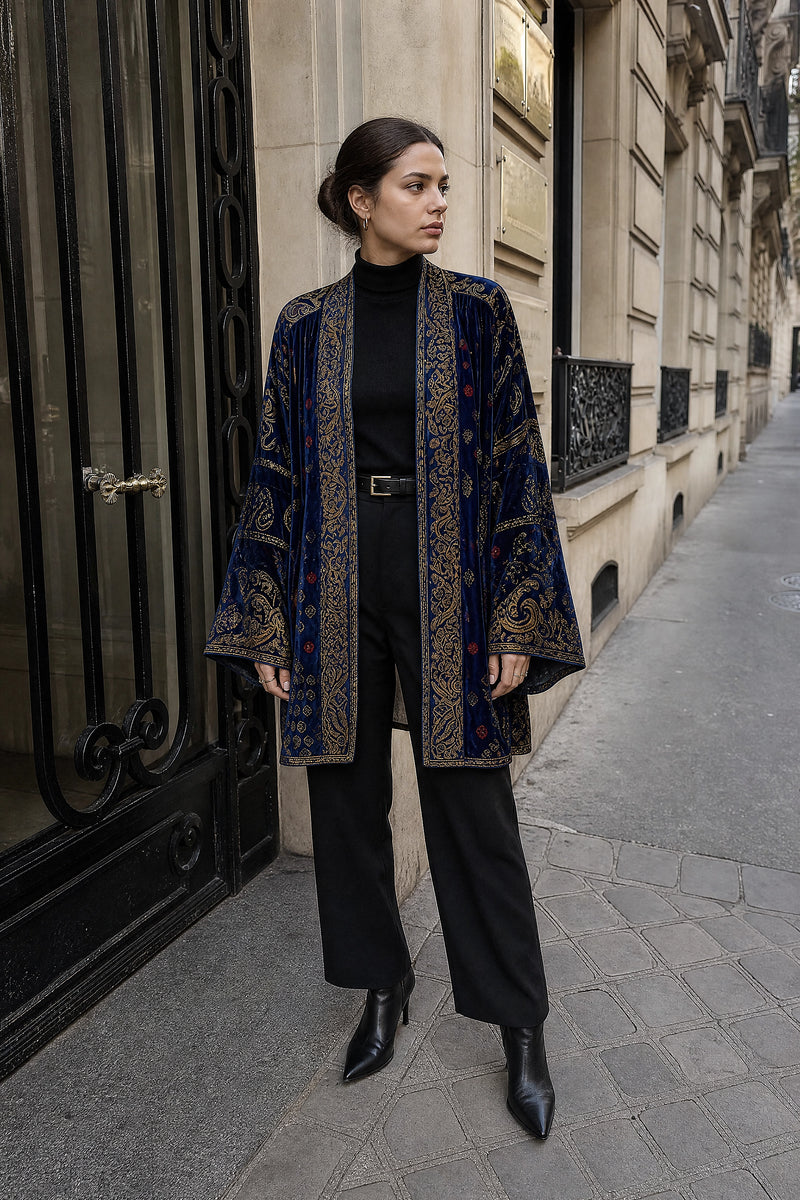 SOFAINE-V7-LIFE-Dahlia | Boho Kimono Cardigan in Midnight Blue, street-style view