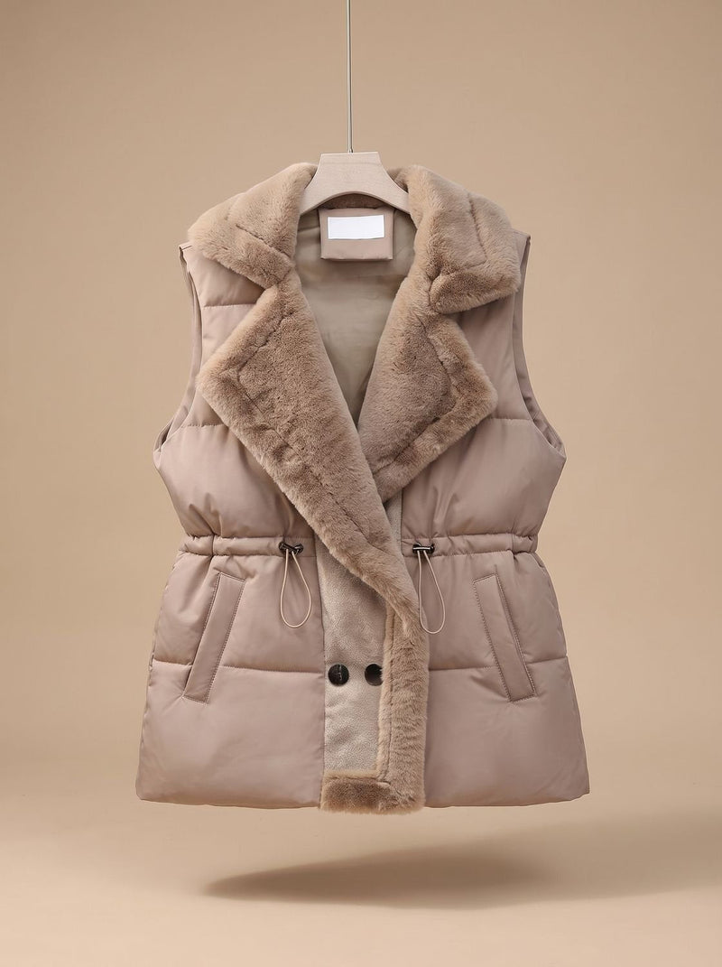 Lilja | Vest i Khaki, forfra