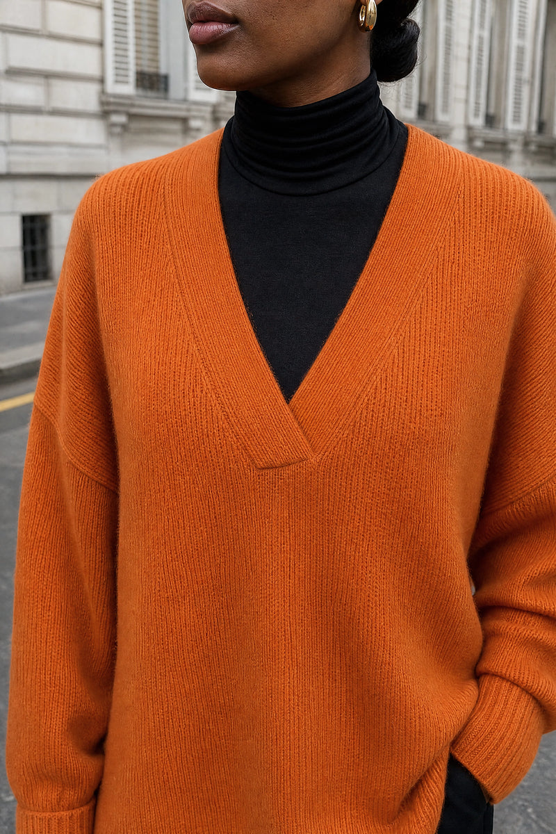 SOFAINE-V7-LIFE-Dawn | V-Neck Sweater in Orange, detail close-up