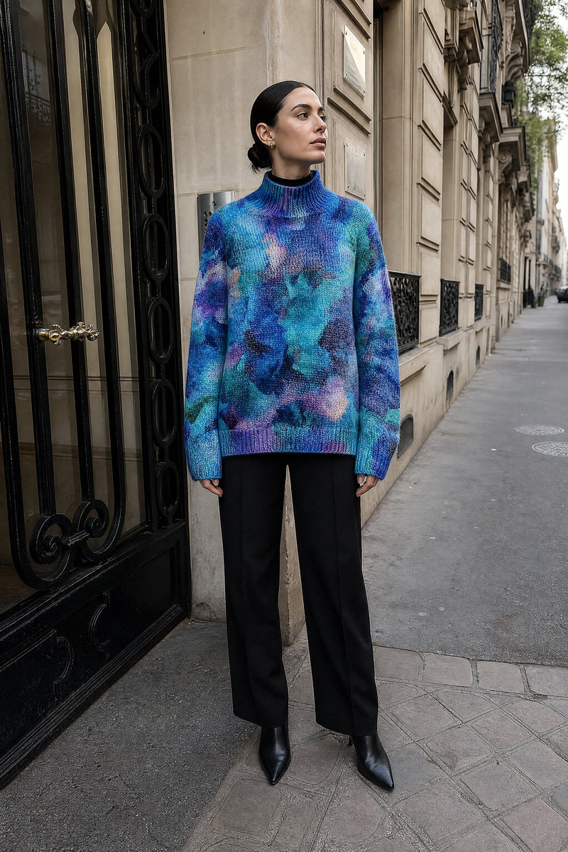 SOFAINE-V7-LIFE-Deborah | Turtleneck Sweater in Blue, street-style view