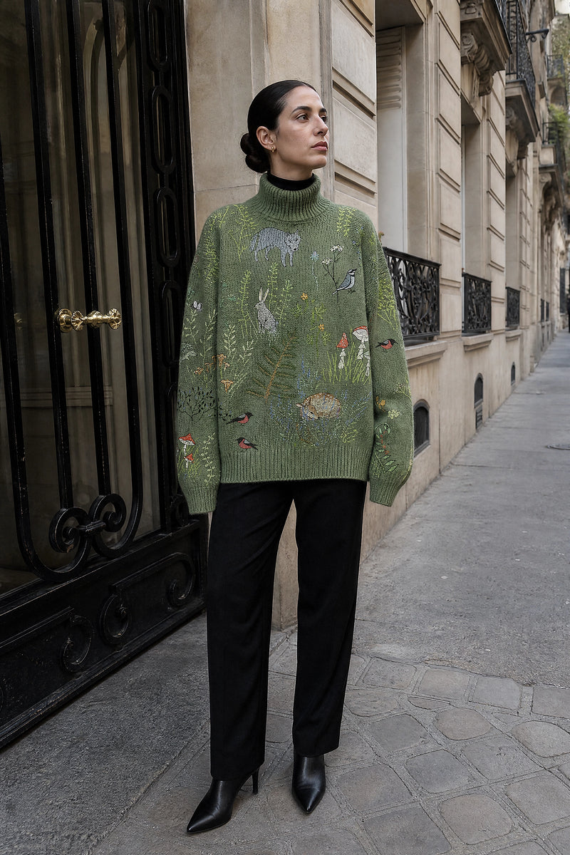 SOFAINE-V7-LIFE-Deborah | Turtleneck Sweater in Green, street-style view