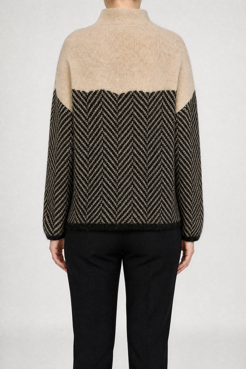 Dina | Sildebensmønstret Sweater i Beige, studie forfra