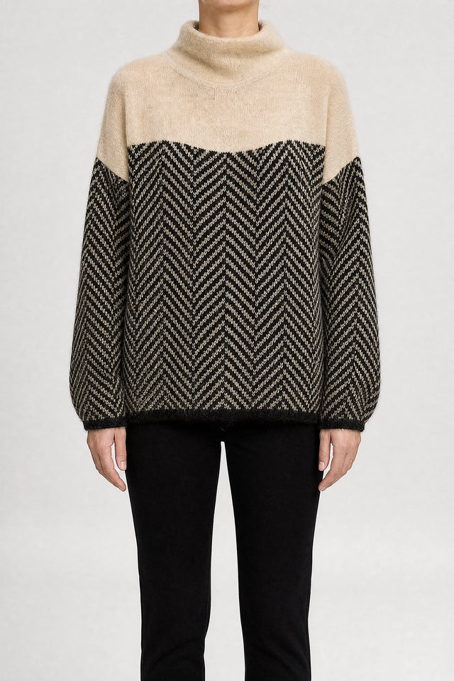 Dina | Sildebensmønstret Sweater i Beige, studie forfra