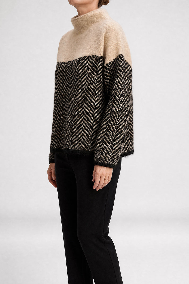Dina | Sildebensmønstret Sweater i Beige, studie forfra