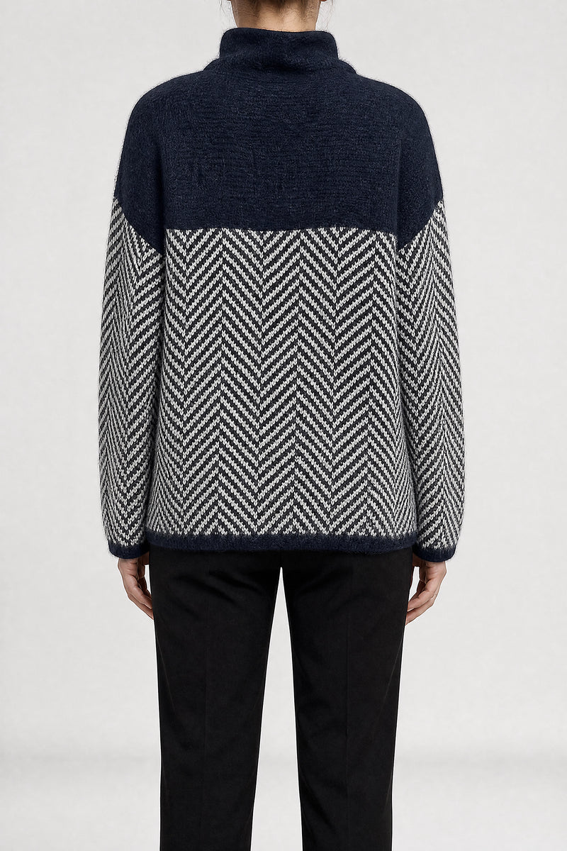 Dina | Sildebensmønstret Sweater i Marineblå, studie forfra