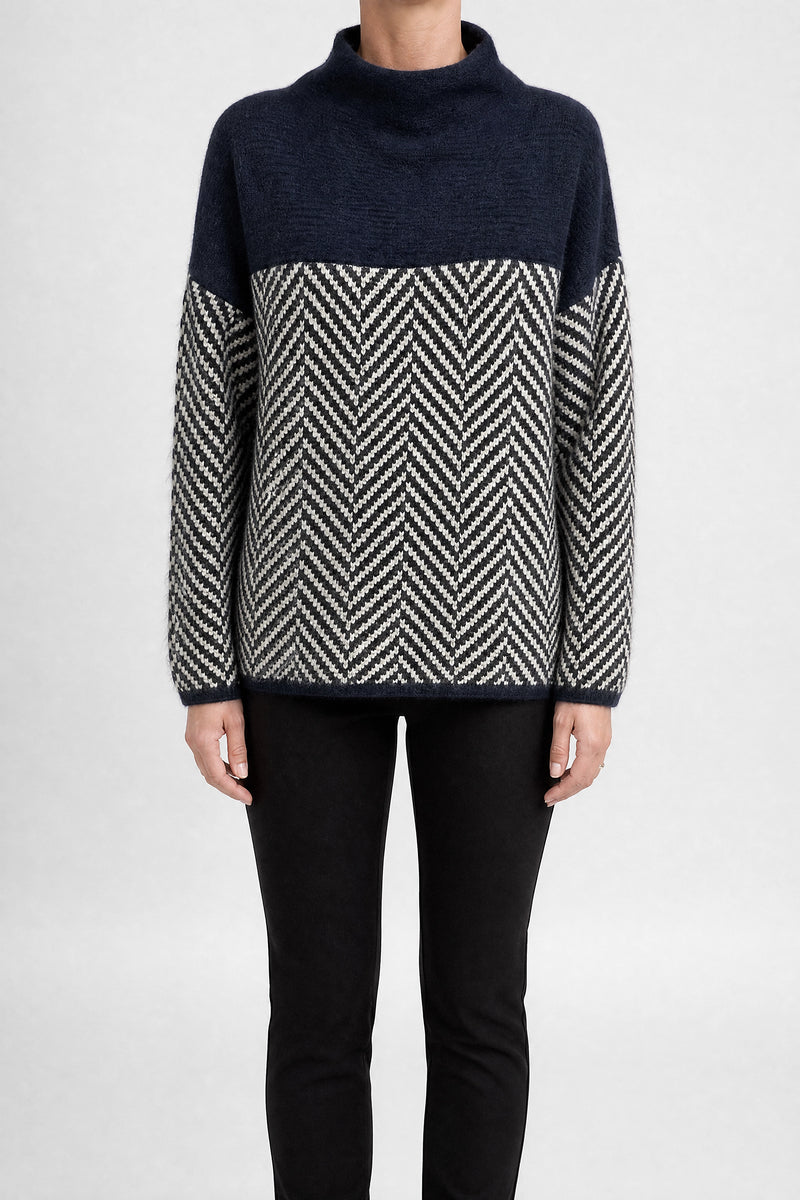 Dina | Sildebensmønstret Sweater i Marineblå, studie forfra