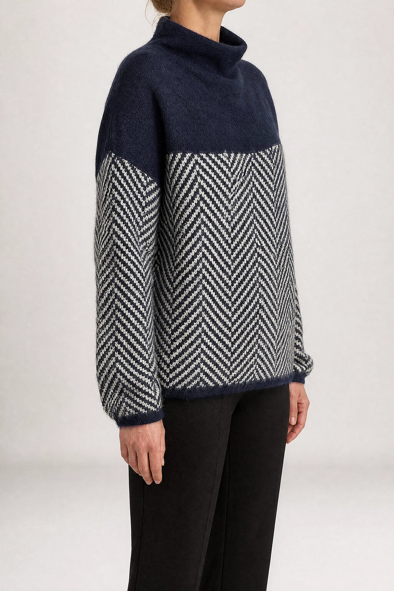 Dina | Sildebensmønstret Sweater i Marineblå, studie forfra